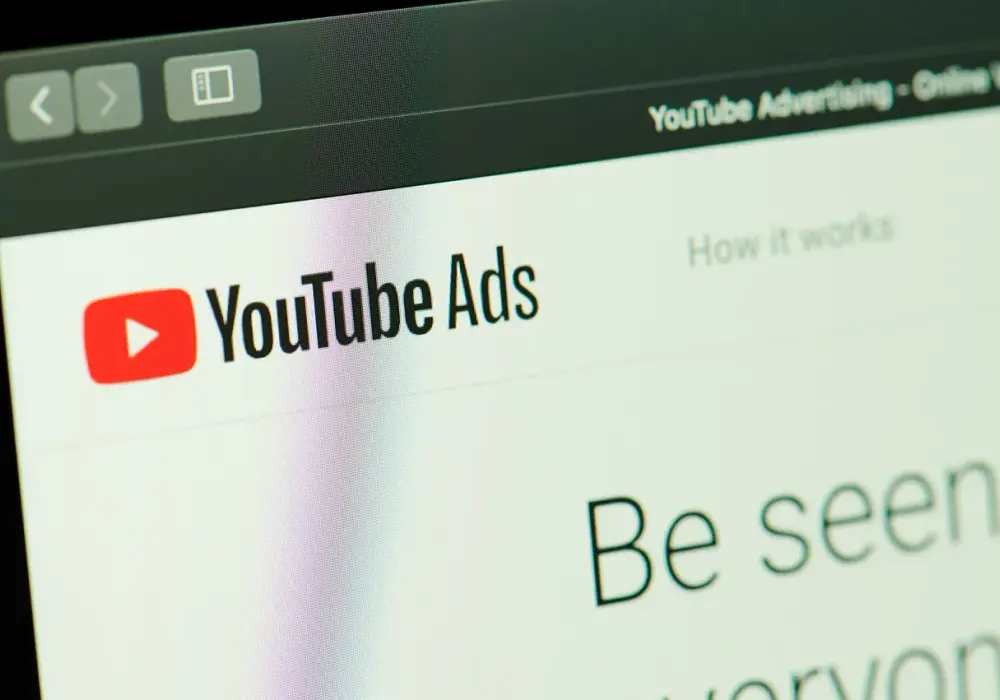 Jak rozpoznać ukrytą reklamę na YouTube? Poradnik