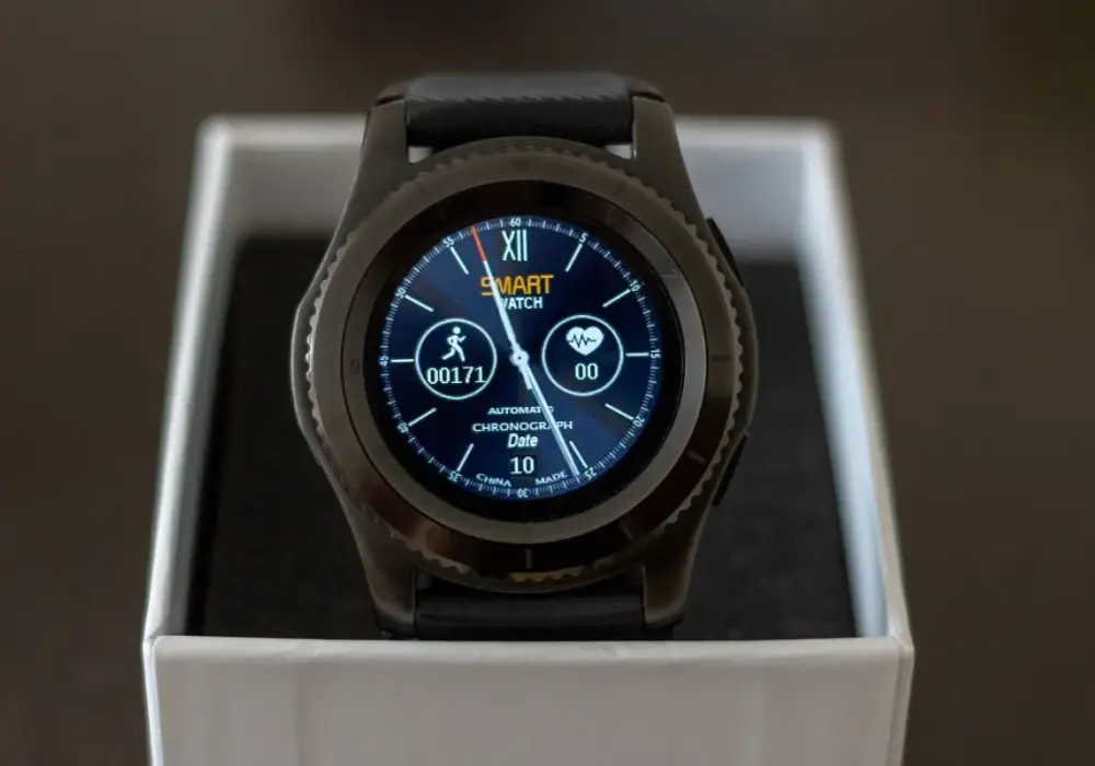 Smartwatch dla seniora: Czy warto? Zalety, wady i wybór prezentu