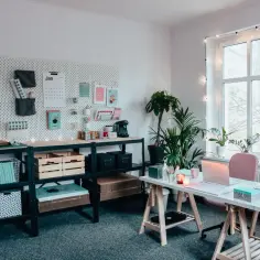 Inspiracje Pinterest: jak urządzić domowe biuro w małym mieszkaniu. Jasne biurko, regał z organizerami, tablica pegboard i rośliny tworzą funkcjonalną przestrzeń.