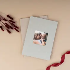 Idealny prezent na walentynki dla niej: album ze zdjęciem rodziny i ozdobne gałązki.