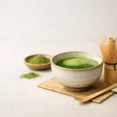 Zestaw do parzenia matcha: miseczka z zielonym napojem, bambusowa miotełka (chasen), łyżeczka (chashaku) i proszek matcha. Idealny, by skompletować zestaw do parzenia herbaty matcha w domu.