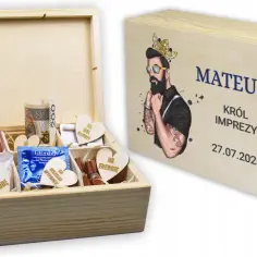 Drewniana skrzynka z zawartością na prezent na 18 urodziny dla chłopaka Mateusza: mini alkohole, prezerwatywy, baterie, leki, pieniądze i serduszka z napisami.