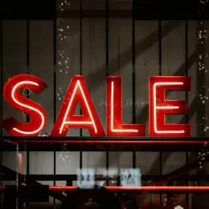 Czerwony neonowy napis SALE. Idealny do planowania, jak przygotować strategię handlową na Black Friday i sezon świąteczny.