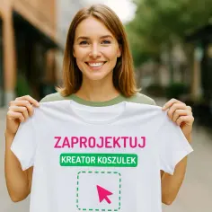 Uśmiechnięta kobieta prezentuje białą koszulkę ze zdjęciem z napisem "Zaprojektuj Kreator Koszulek" i ikonką kursora.