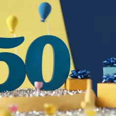 Idealny prezent dla 50 latki: cyfra 50, balony i pudełka z prezentami.