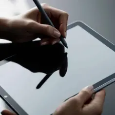 Ręka pisze rysikiem na tablecie. Szukasz idealnych tabletów dla studentów? Ranking modeli z rysikiem pomoże Ci wybrać najlepszy.