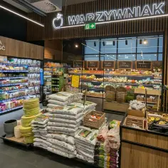 W sklepie z "Warzywniakiem" i "Zdrową żywnością" widać różnicę między rankingiem globalnym a lokalnym rynkiem polskim: sterty ziemi ogrodniczej i doniczki obok świeżych warzyw.