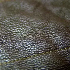 Zbliżenie na fakturę skóry, która pomoże odróżnić skórzane buty od syntetycznych zamienników eco-leather. Widoczne nierówności i naturalny wzór.