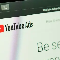Ekran z logo YouTube Ads i hasłem "Be seen". Analiza objawów ukrytej reklamy w rankingach influencerów na YouTube.
