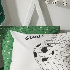 Idealny prezent dla fana piłki nożnej: zielona pościel z motywem piłkarskim i biała poszewka z napisem "GOAL!" i siatką bramki.