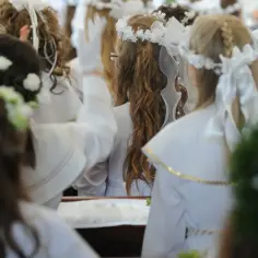 Ile dać na komunie jako chrzestny – kwoty, które zaskoczą każdego