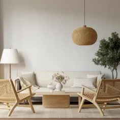 Jasne, oto propozycja:

Minimalistyczny salon z rattanowymi krzesłami i plecioną lampą. Różnica między stylem skandynawskim a japandi w dodatkach jest subtelna, ale widoczna w prostocie form.