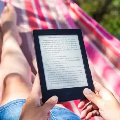 Relaks w hamaku z czytnikiem e-booków. Ranking najlepsze czytniki e-booków ranking modeli z podświetleniem ekranu.