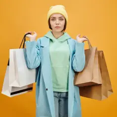 Kobieta z zakupami, z miną sugerującą objawy nietrafionego prezentu. Jak dyplomatycznie zapytać o paragon, gdy prezent się nie spodobał?