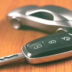 Kluczyk samochodowy i brelok w kształcie auta. Idealny pomysł, jak wybrać prezent dla fana motoryzacji: przejażdżka lub akcesoria.