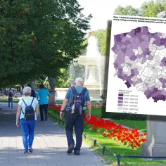 Mapa Polski z zaznaczonymi wskaźnikami turystycznymi, ukazująca objawy przestarzałych danych w rankingach produktów turystycznych.