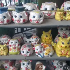 Urocze skarbonki w kształcie świnek i Pikachu, idealne pamiątki, co przywieźć z Wietnamu.