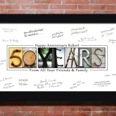 Plakat z napisem "50 YEARS" i życzeniami od przyjaciół i rodziny.