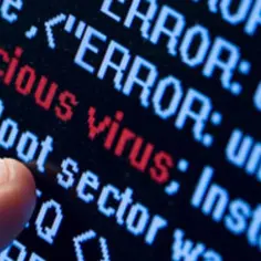 Palec wskazuje na ekran z tekstem: "malicious virus", "Boot sector", "ERROR". To pokazuje objawy stronniczości w rankingach oprogramowania antywirusowego.