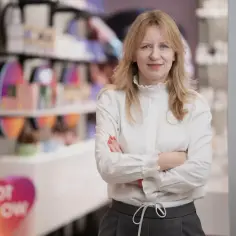 Kobieta w sklepie kosmetycznym, gdzie panują trendy q-commerce i dostawy w 15 minut.
