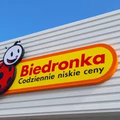 Logo Biedronki z hasłem "Codziennie niskie ceny". To pokazuje przyczyny wysokich miejsc marek własnych w rankingach marketów: jakość i cena.