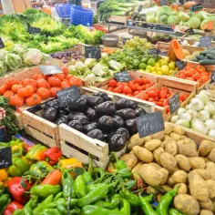 Targowisko pełne świeżych warzyw. Wysokie ceny produktów bio i eko wynikają z kosztów uprawy, certyfikacji i mniejszej dostępności.