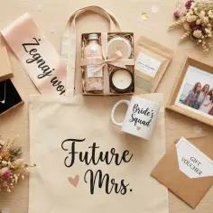 Kreatywny prezent dla przyjaciółki: torba z napisem "Future Mrs.", naszyjnik, kosmetyki, kubek "Bride's Squad", ramka ze zdjęciem i bukiet.