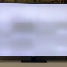 Smugi i nierównomierne podświetlenie ekranu to skutki wyboru taniego telewizora spoza rankingu, jakość matrycy pozostawia wiele do życzenia.