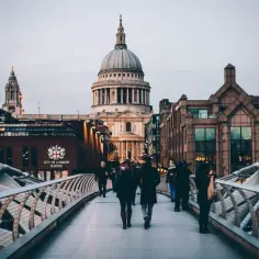Spacerem po Millennium Bridge w Londynie, z widokiem na katedrę św. Pawła. Idealne miejsce, by pomyśleć, co przywieźć z Londynu.