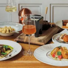 Elegancka kolacja z różnymi daniami, w tym fondue i deserami. Idealny pomysł na walentynki.