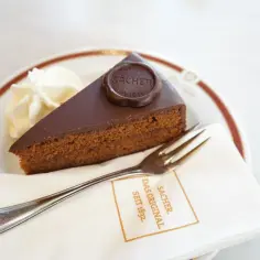 Sacher-Torte, symbol Wiednia. Idealny pomysł na to, co przywieźć z Wiednia.