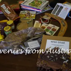 Co przywieźć z Australii? Tim Tams, Vegemite, bumerang, ręcznie robiony szalik i inne pamiątki.