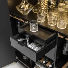 Elegancki barek domowy z kieliszkami, karafkami i akcesoriami. Idealne jakie akcesoria do domowego baru kupić początkującemu barmanowi.