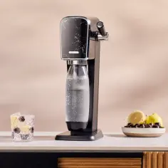 Elegancki saturator SodaStream – idealne gadżety kuchenne na prezent dla amatora gotowania, który lubi orzeźwiające napoje.
