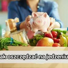 Różowa świnka-skarbonka nad koszykiem z warzywami i owocami symbolizuje, jak oszczędzać na zakupach spożywczych stosując metodę list zakupów.