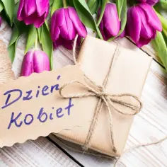 Piękny prezent na Dzień Kobiet: bukiet fioletowych tulipanów, zawinięty w papier prezentowy i ozdobiony sznurkiem.
