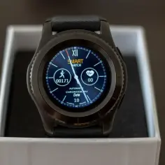 Elegancki smartwatch w pudełku. Czy warto kupować inteligentne zegarki na prezent dla seniora? Ten model pokazuje kroki i tętno.