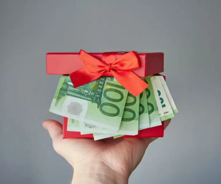 Ile kasy dać na 60 urodziny? Odpowiednie kwoty na prezent