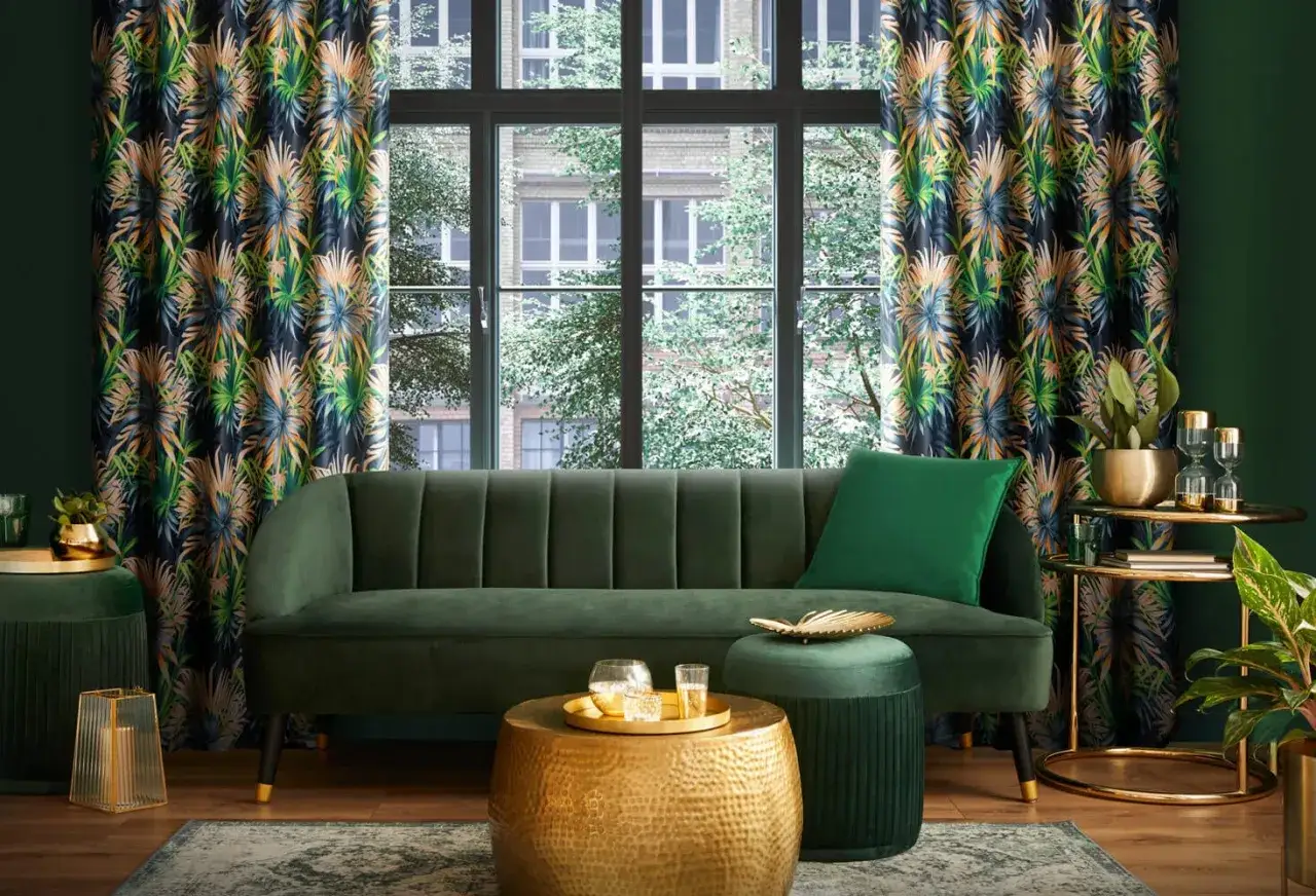 Zielona sofa i zasłony z motywem liści. Jak dobrać zasłony do koloru ścian poradnik wizualny. Złote akcenty dodają elegancji.