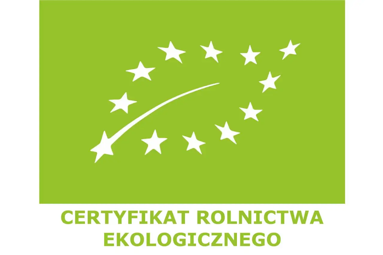 Zielony znak z białymi gwiazdami i liściem symbolizuje certyfikat rolnictwa ekologicznego. Wyjaśnia przyczyny wysokich marż na produkty bio i eko.