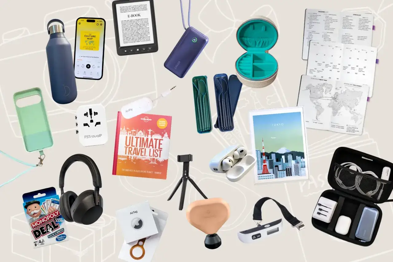 Idealny prezent dla podróżnika: słuchawki, powerbank, książka, adapter, waga bagażowa i inne gadżety ułatwiające podróżowanie.
