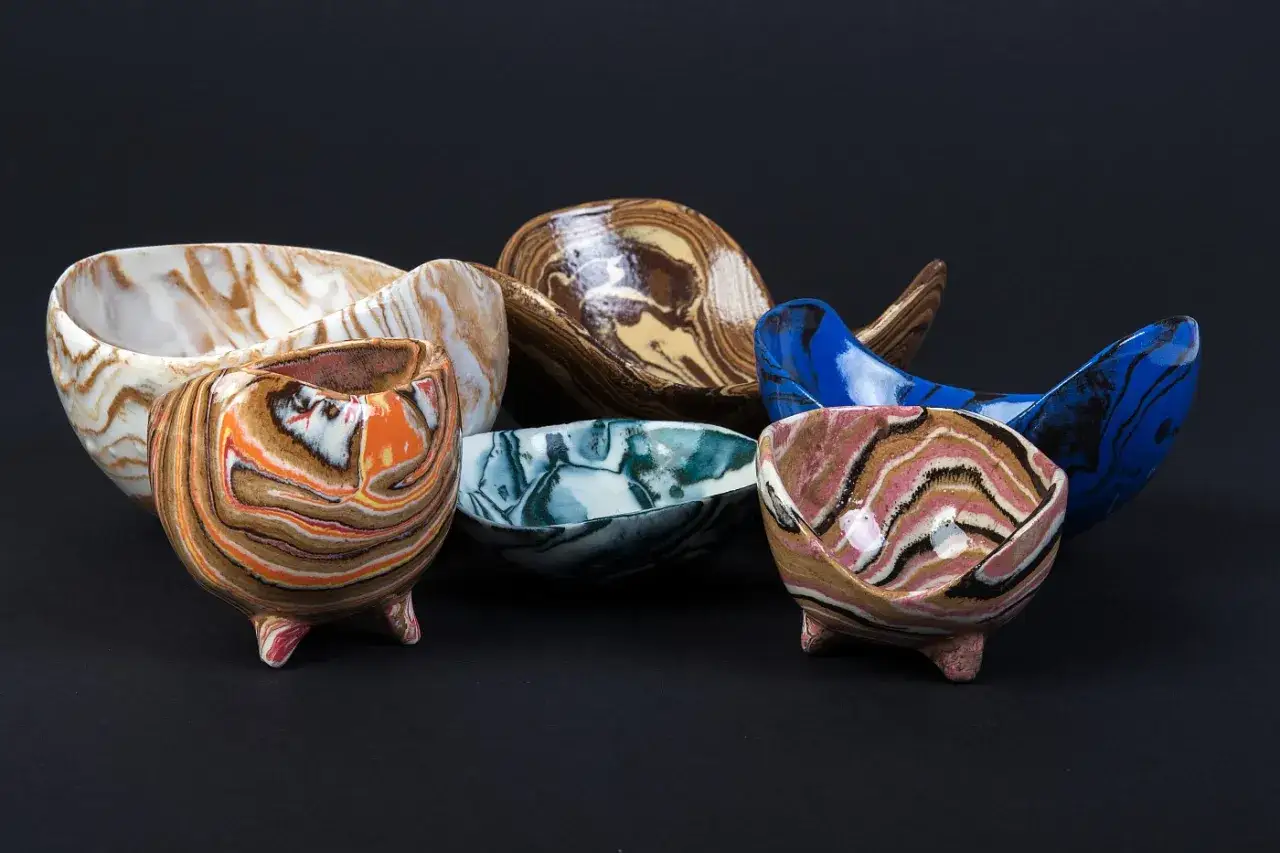 Unikatowe, ręcznie robione miseczki ceramiczne z wirującymi wzorami. Ich oryginalność i artystyczny charakter to kluczowe przyczyny sukcesu ręcznie robionej ceramiki na prezent.