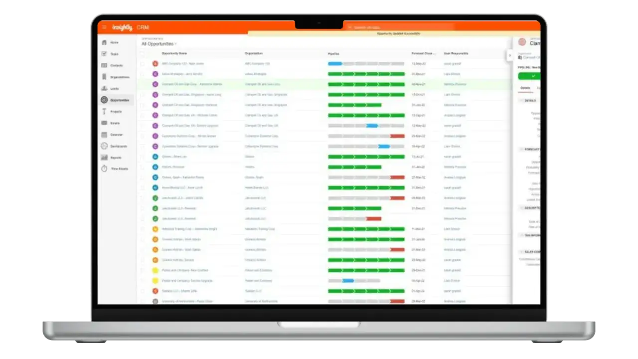 Ekran laptopa z panelem CRM, pokazujący listę szans sprzedaży. Pomaga to wybrać, jakie narzędzia CRM wybrać do wsparcia handlu w małej firmie.