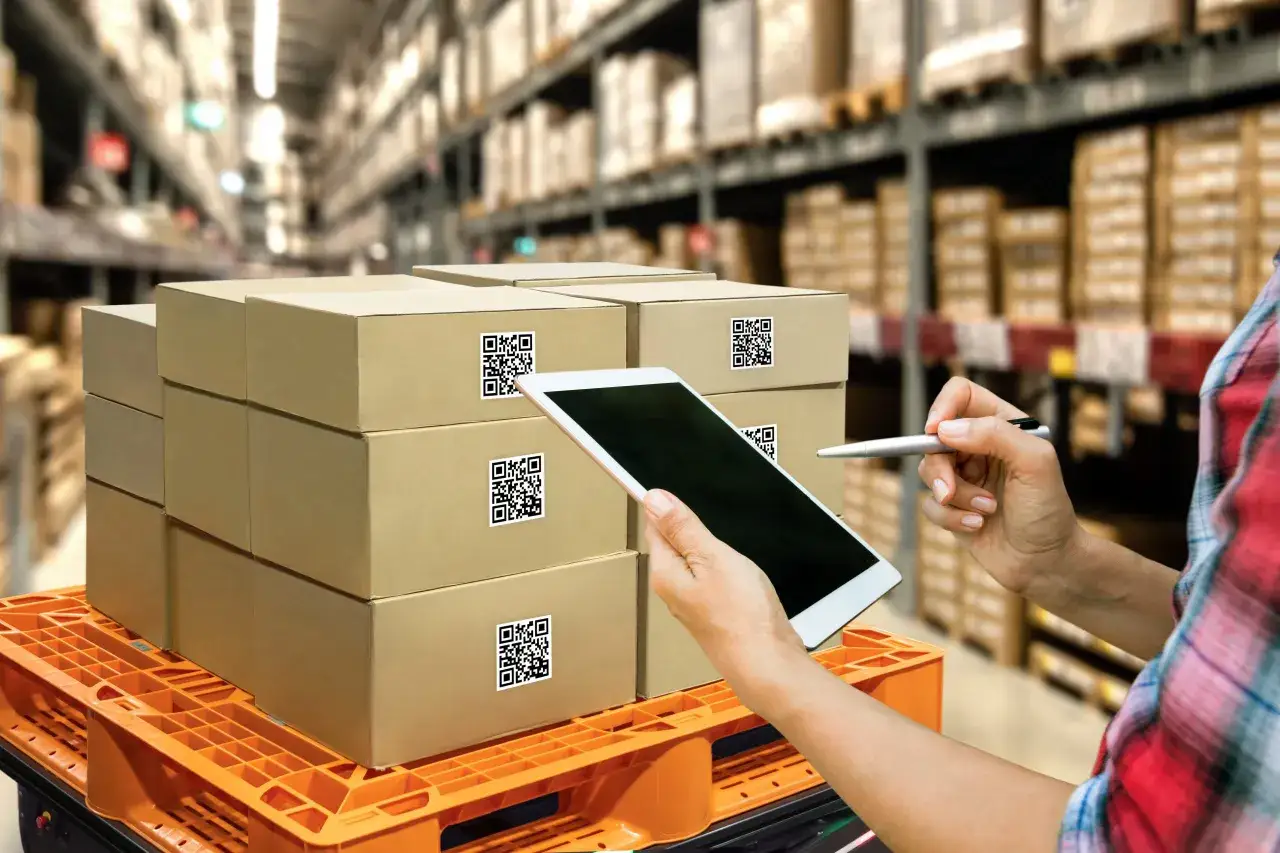 Skuteczne zarządzanie zapasami w handlu dzięki skanowaniu kodów QR na paczkach za pomocą tabletu, by uniknąć strat towaru.