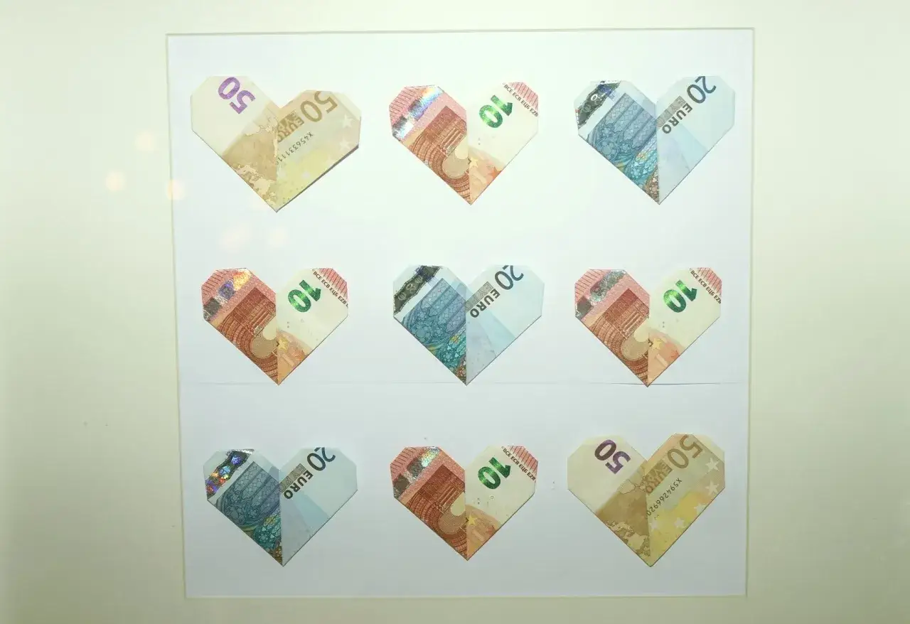 Urocze serca z banknotów euro – świetny pomysł, jak zapakować pieniądze na prezent urodzinowy.