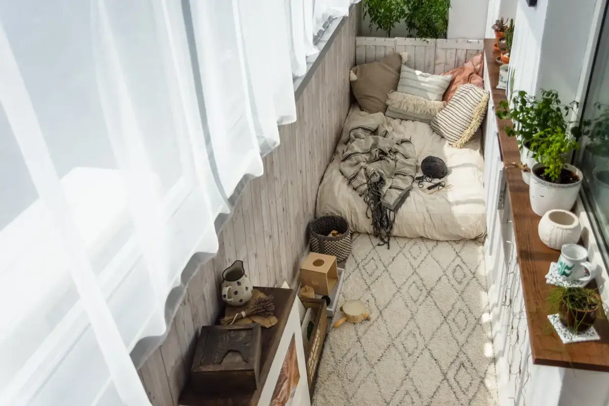 Przytulny balkon: ile kosztuje metamorfoza balkonu w bloku? Tanie pomysły i zakupy: materac, poduszki, pled, dywan, rośliny.