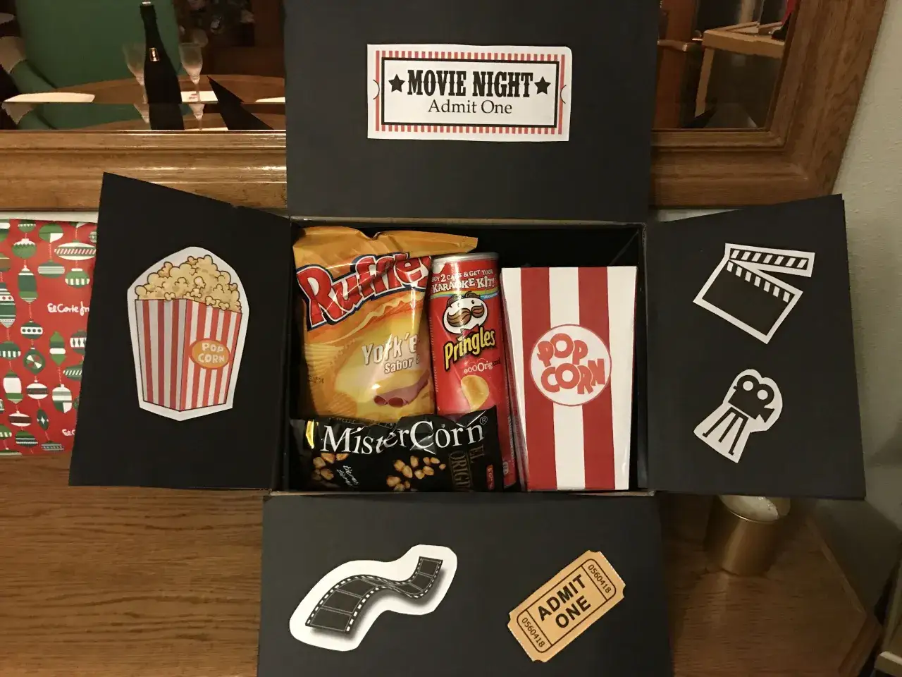 Jak zrobić prezentowy box tematyczny typu movie night w domu: popcorn, chipsy, Pringles i bilet 