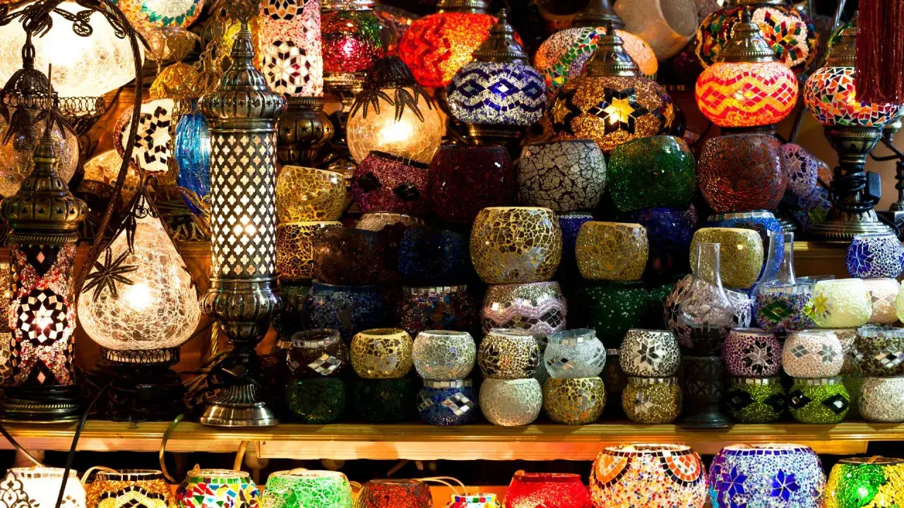 Kolorowe lampy mozaikowe i lampiony, idealne pamiątki, które warto przywieźć z Dubaju.