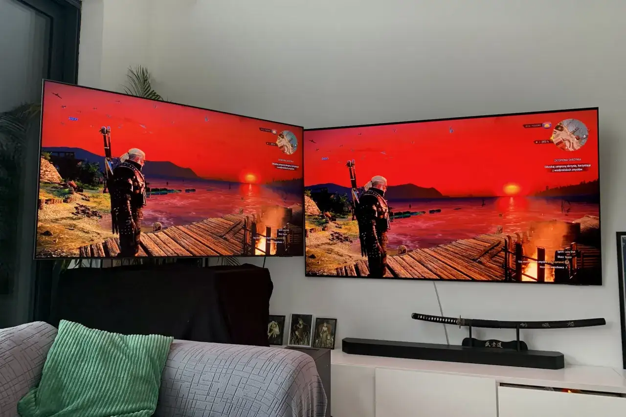 Dwa telewizory wyświetlają tę samą scenę z gry Wiedźmin. Zastanawiasz się nad różnicą między telewizorem OLED a QLED, którą technologię wybrać?