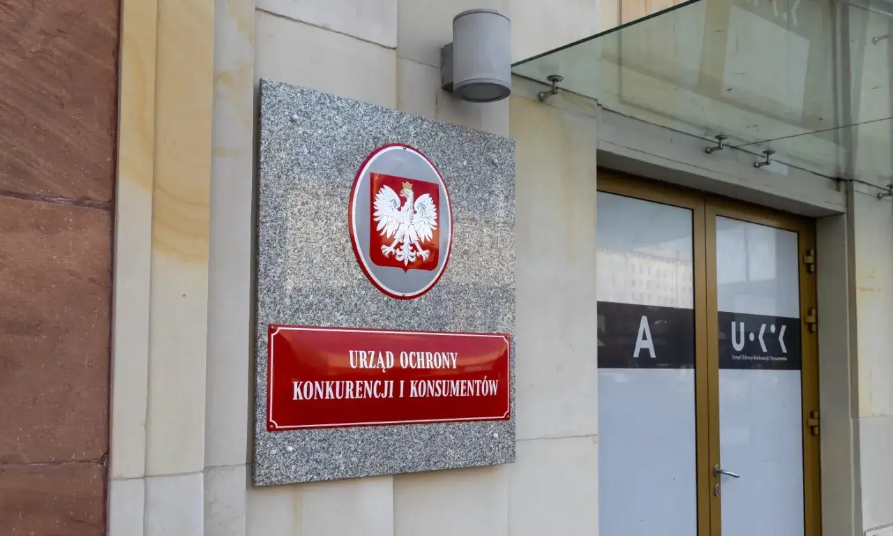 Tablica Urzędu Ochrony Konkurencji i Konsumentów. Instytucja ta walczy z objawami manipulacji w rankingach, np. płatnymi artykułami sponsorowanymi.